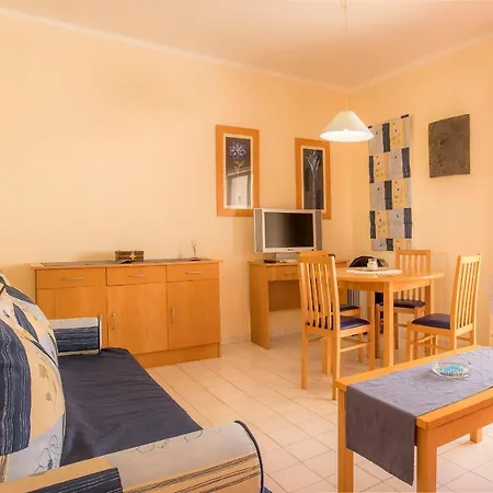 Apartment A27 - Secluded 2 Minutes From The Center